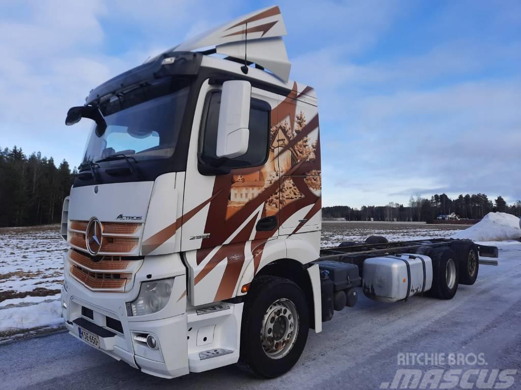 Mercedes-Benz Actros 2551 Chassis Cab trucks