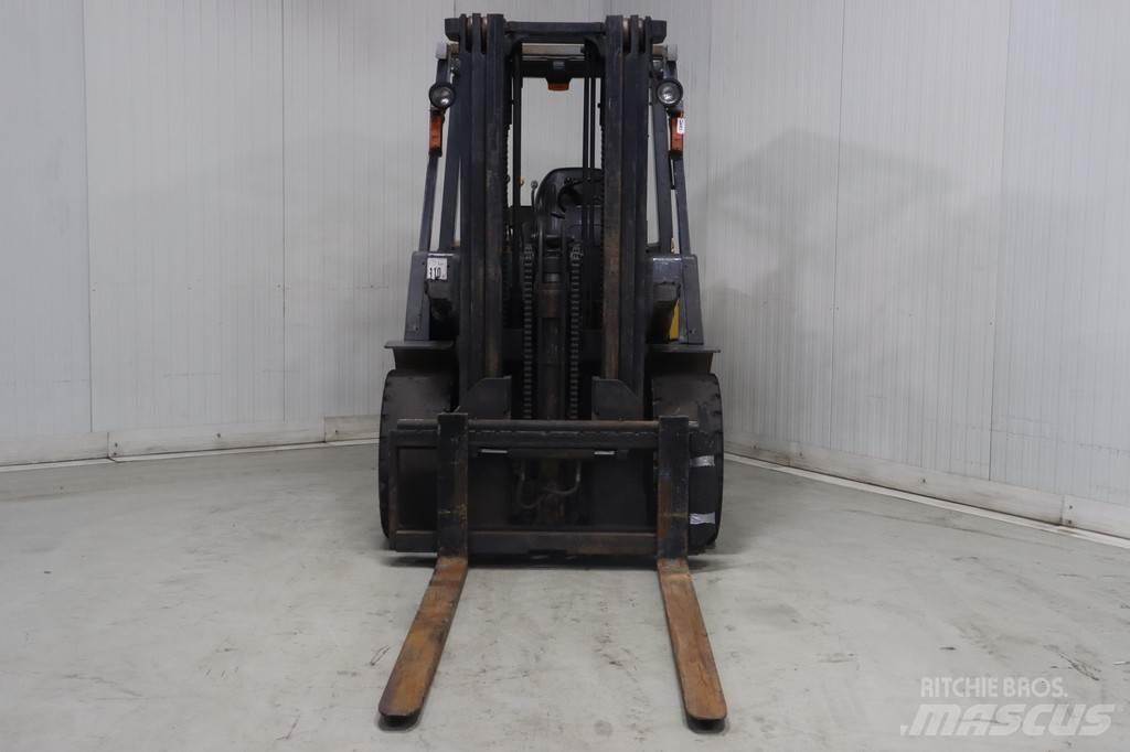 TCM FD40T2 Diesel trucks