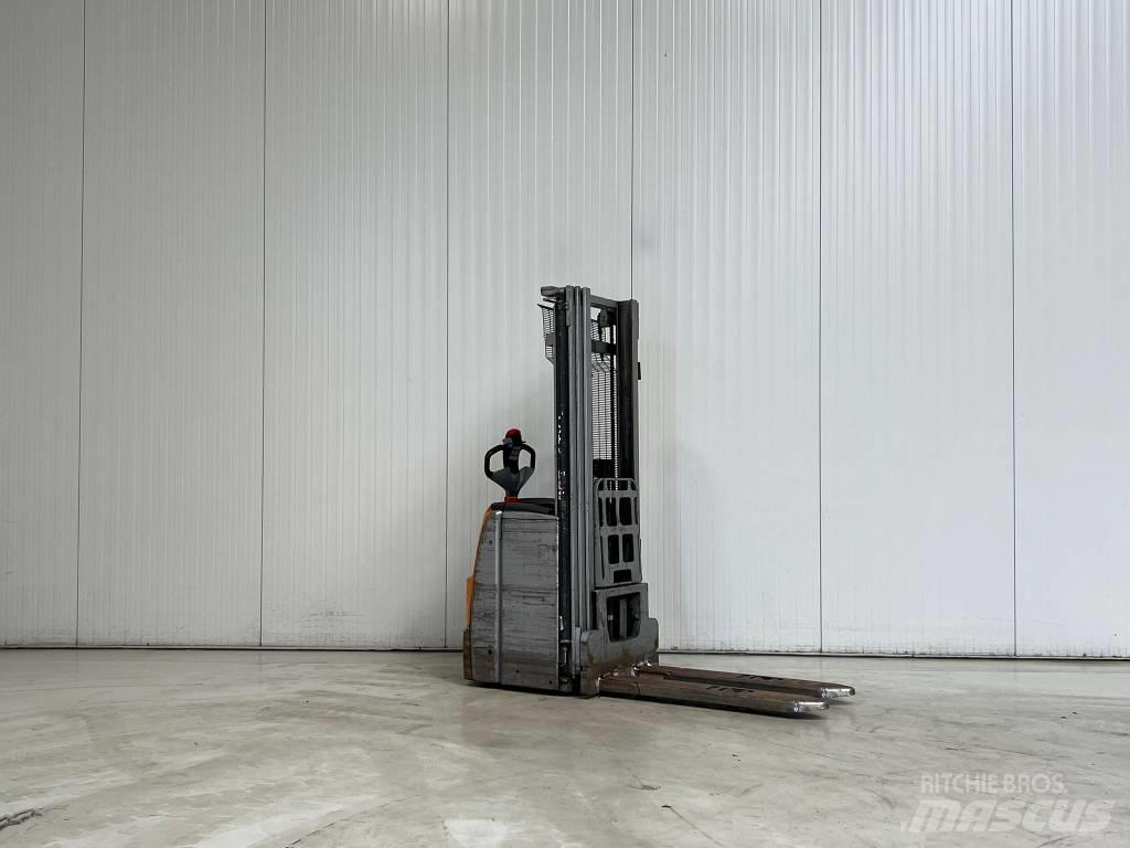 Still EXV16 Pedestrian stacker