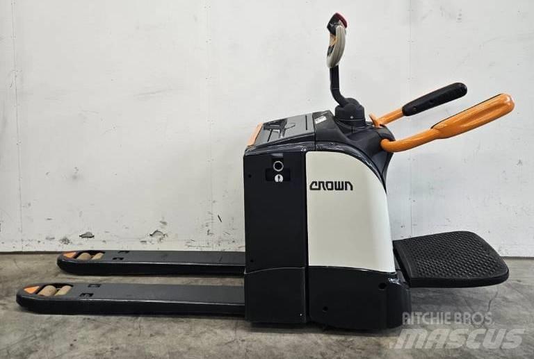 Crown WT 3040 E Low lifter with platform