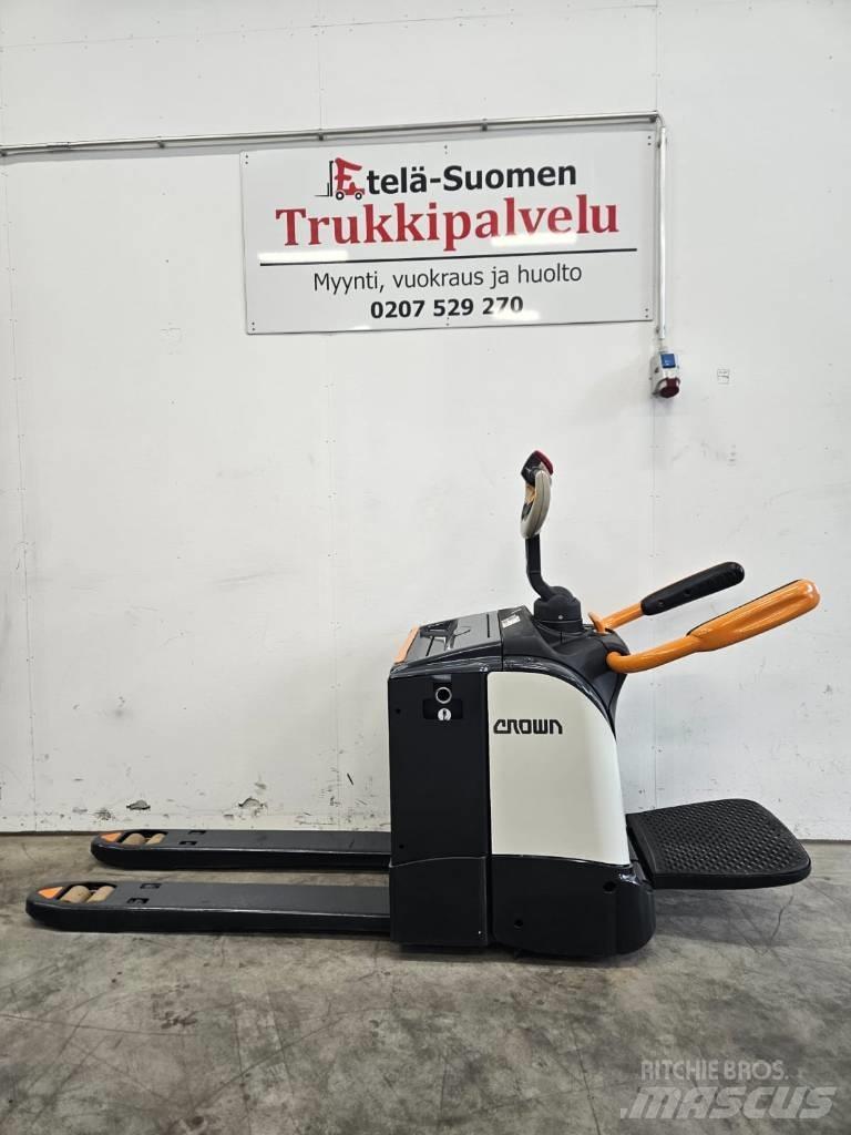 Crown WT 3040 E Low lifter with platform