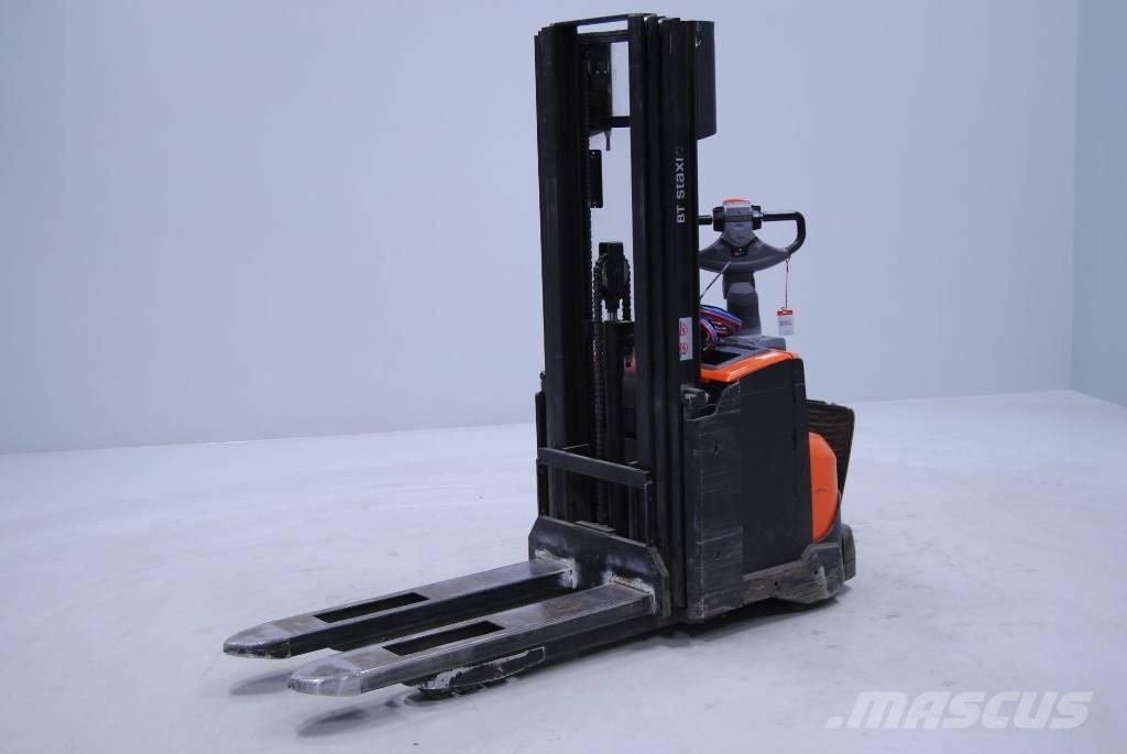 Toyota SW120L Pedestrian stacker