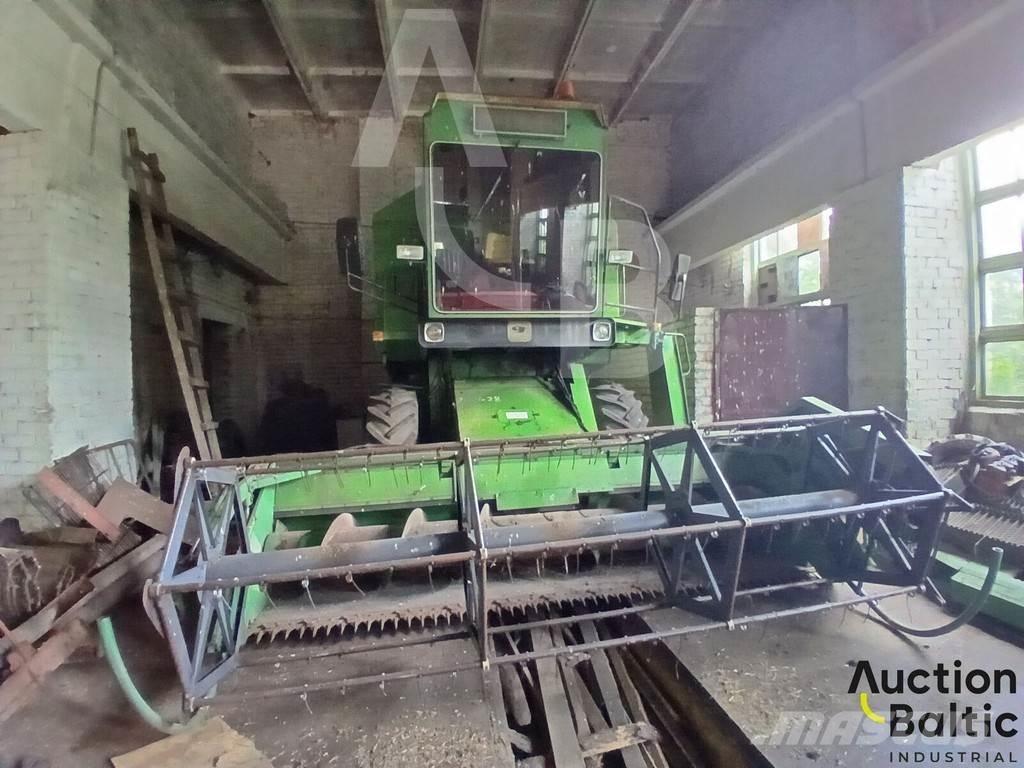 John Deere 1055 Combine harvesters