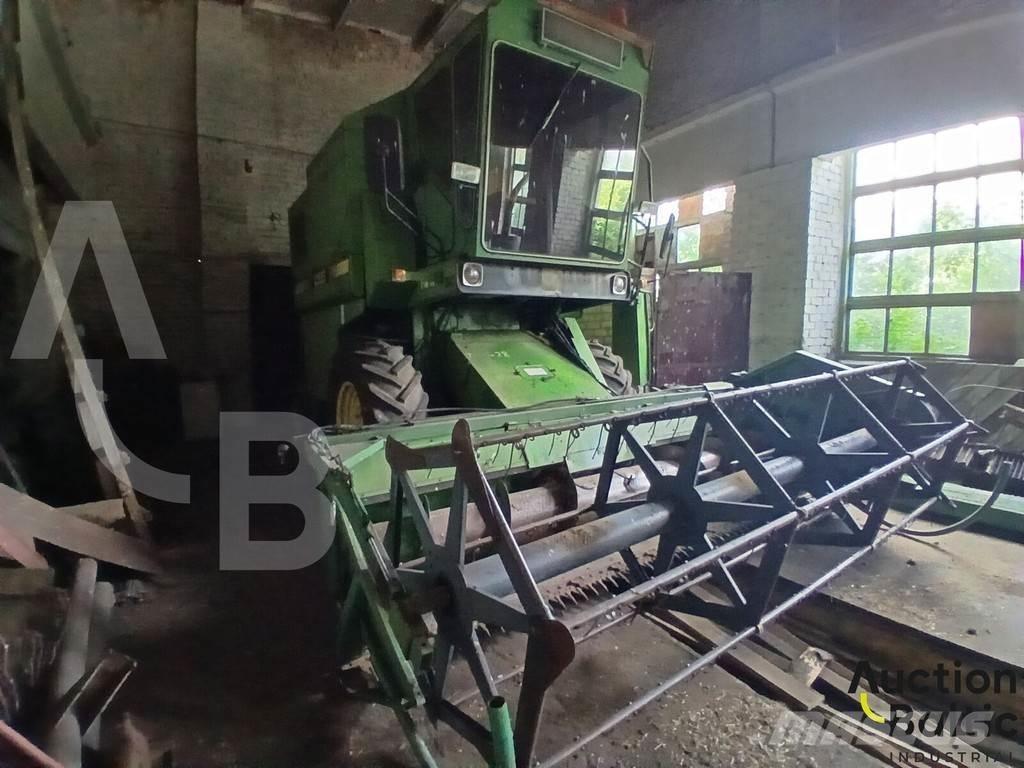 John Deere 1055 Combine harvesters