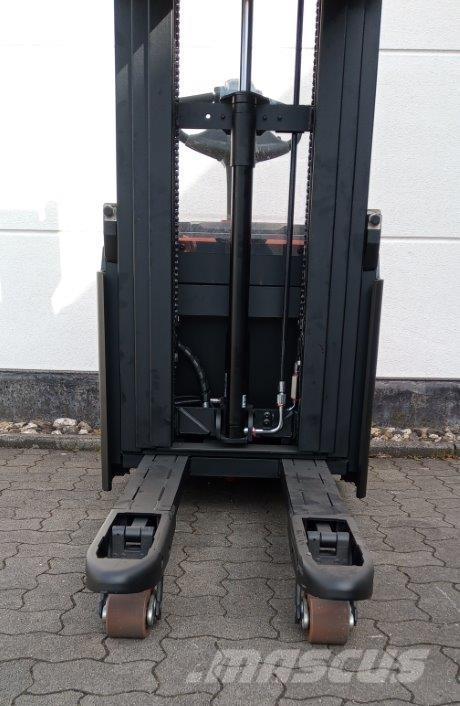 Toyota SWE120L Self propelled stackers