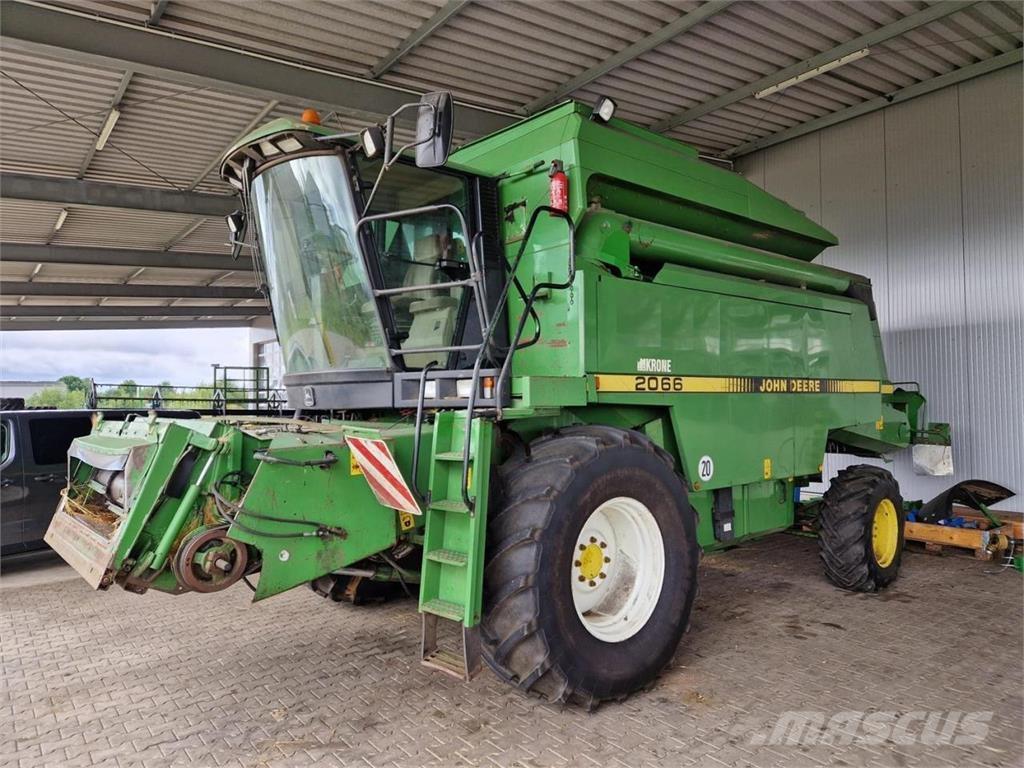 John Deere 2066 Combine harvesters