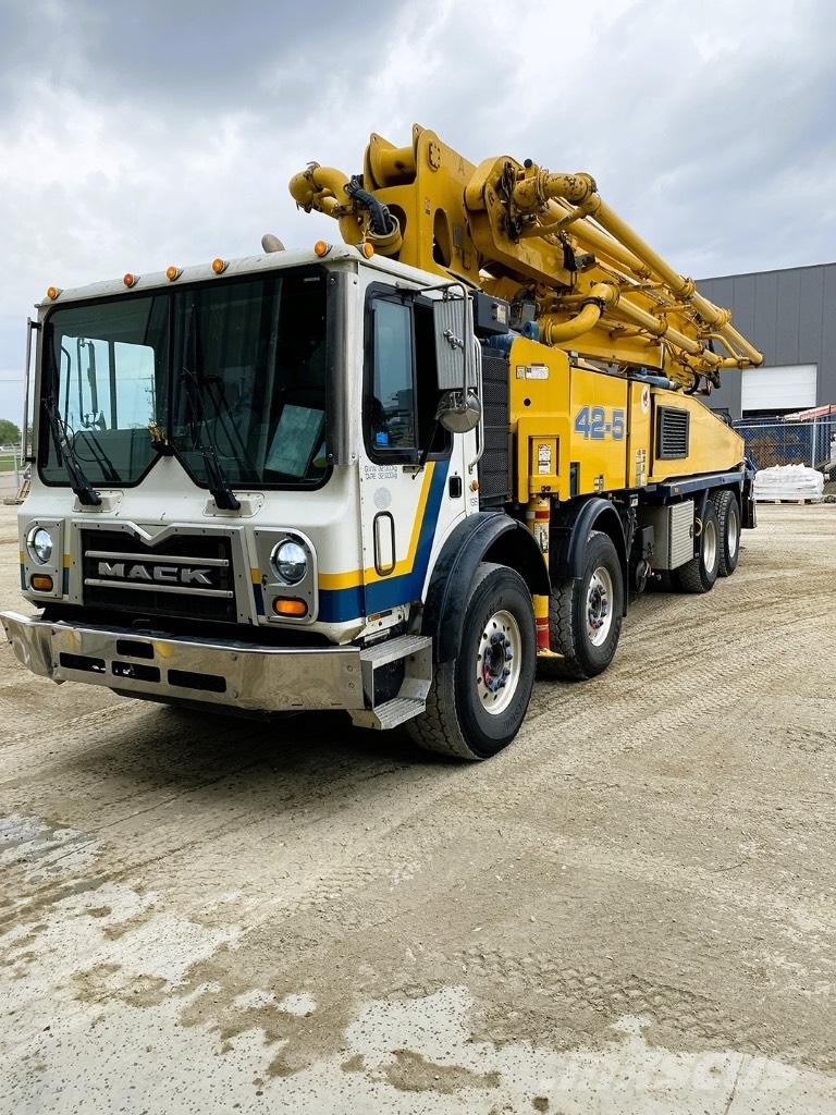Putzmeister (#196) 42M Concrete pump trucks