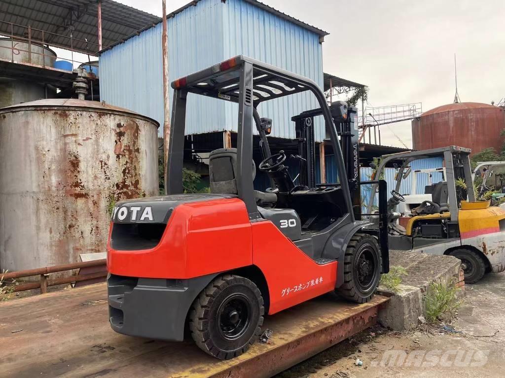 Toyota FD 30 Diesel trucks