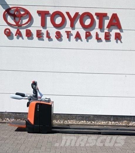 Toyota LPE 250 Pedestrian stacker
