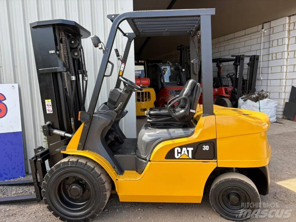 CAT DP30NT Diesel trucks