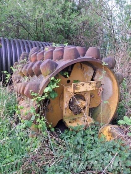CAT 663 E Handling and placing equipment