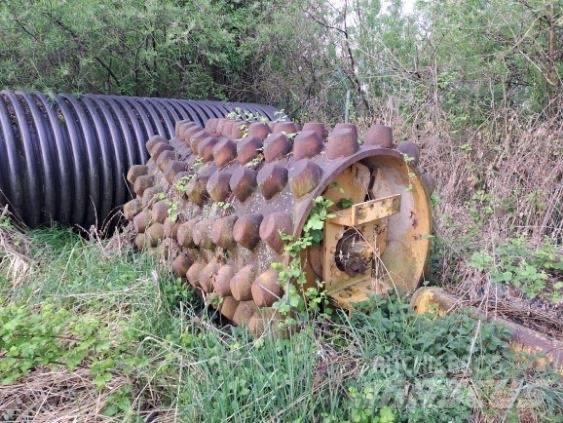 CAT 663 E Handling and placing equipment