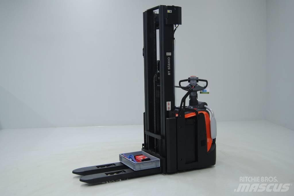 Toyota SPE160L Pedestrian stacker