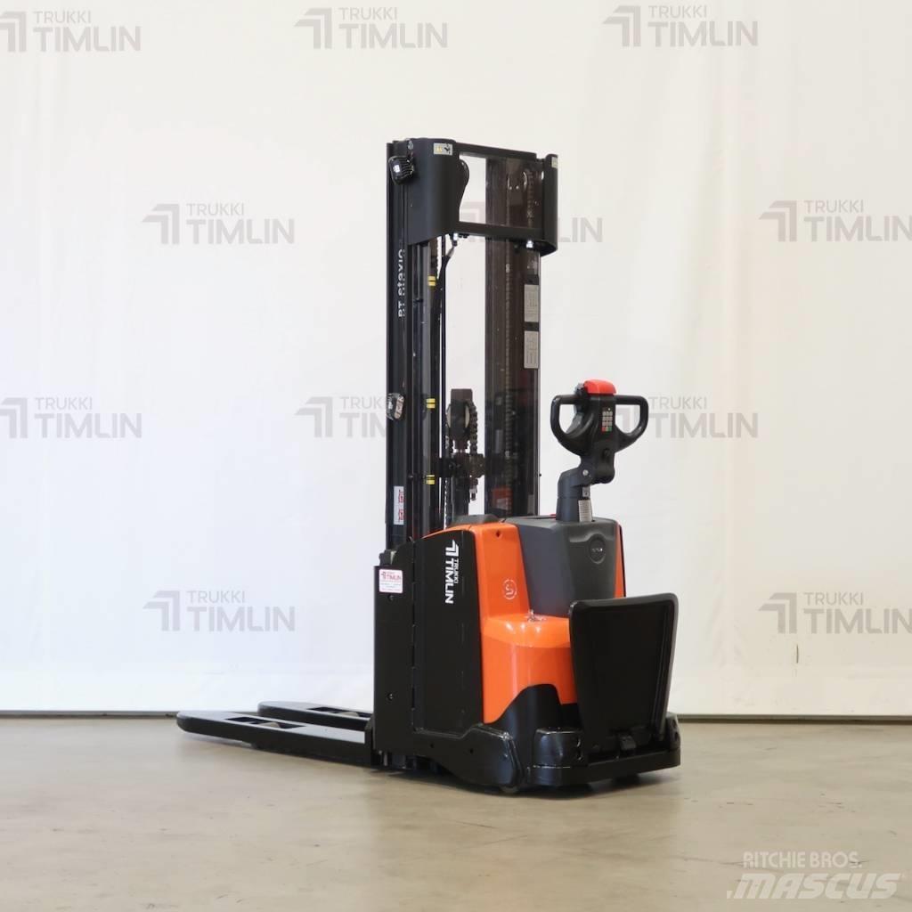 Toyota SWE120L Self propelled stackers