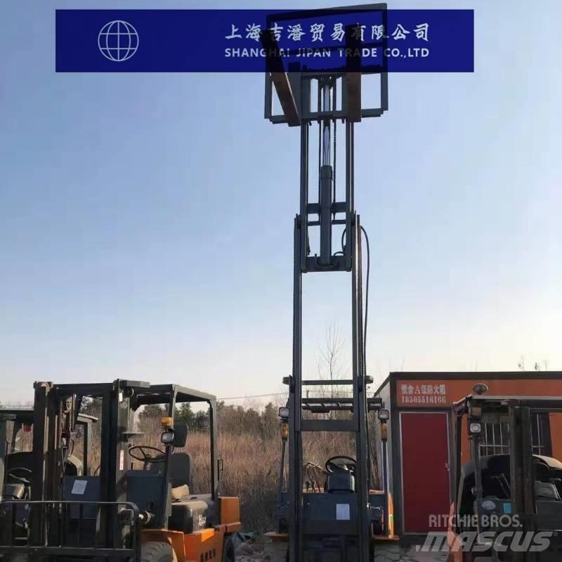 TCM 30 Diesel trucks