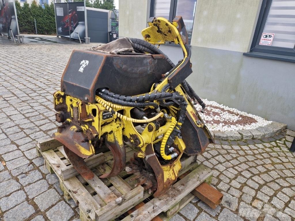 John Deere H414 Harvester heads