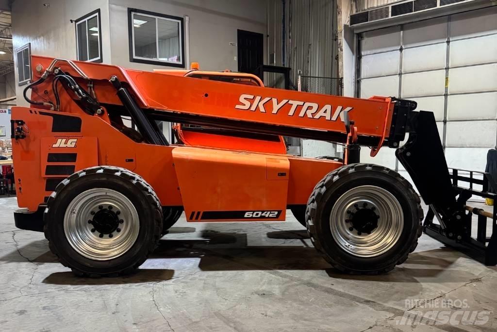 SkyTrak 6042 Telescopic handlers