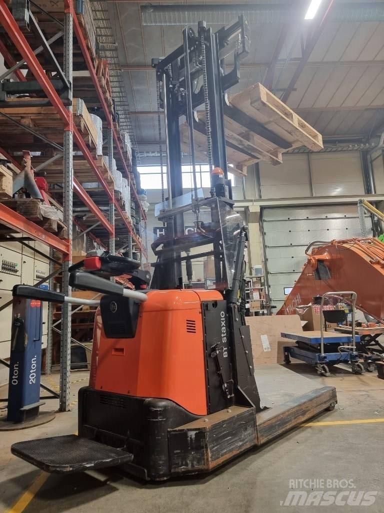 BT SPE120XR Pedestrian stacker