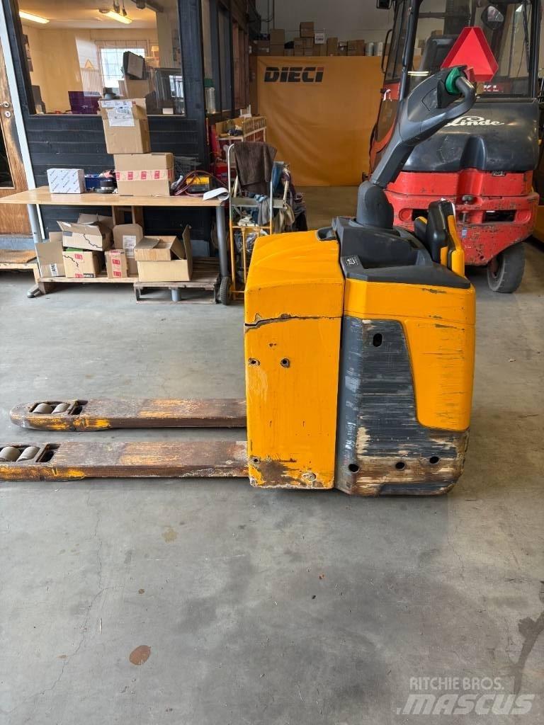 Jungheinrich ERE 225 Low lifter with platform
