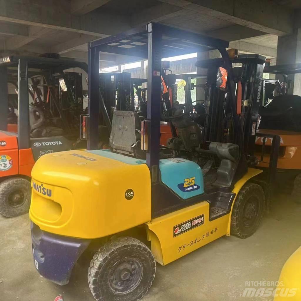 Komatsu F25T-14 Diesel trucks