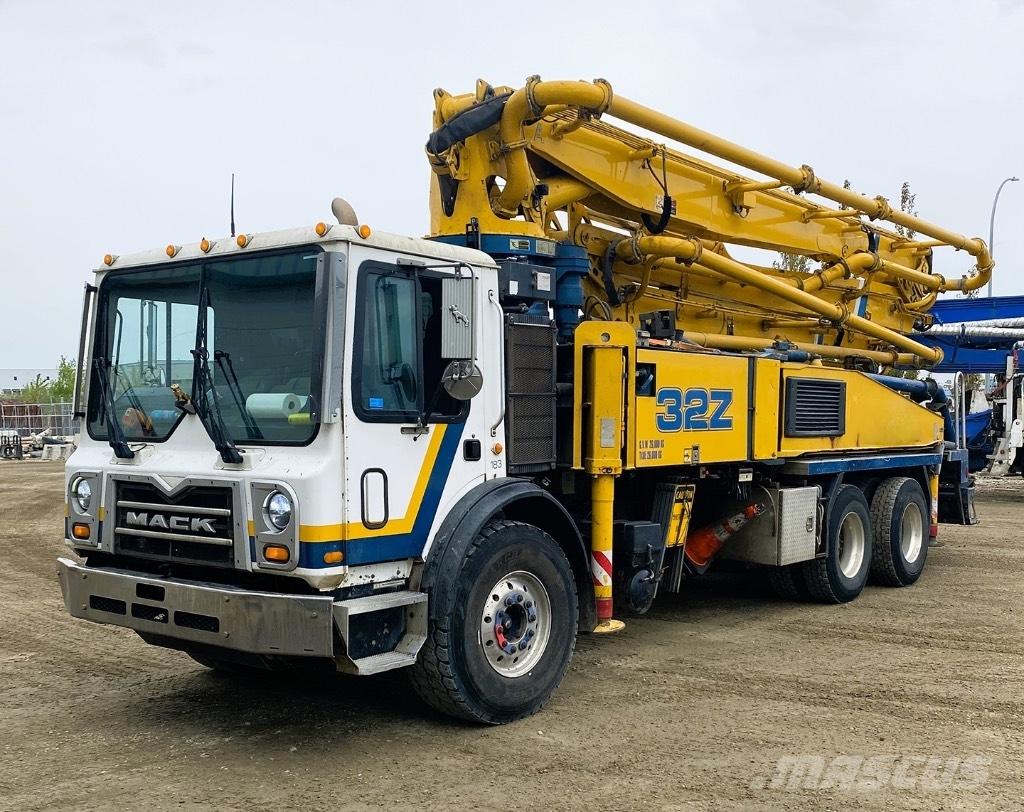 Putzmeister (#183) 32M Concrete pump trucks