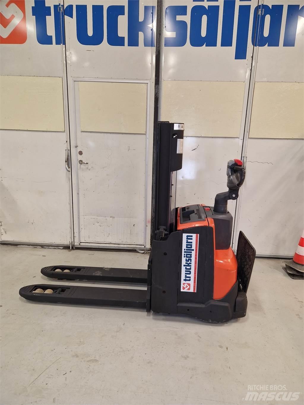 Toyota SWE200D Low lifter with platform