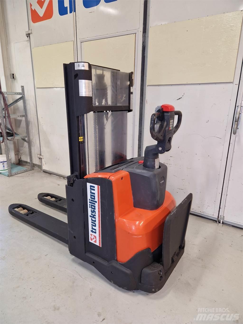 Toyota SWE200D Low lifter with platform