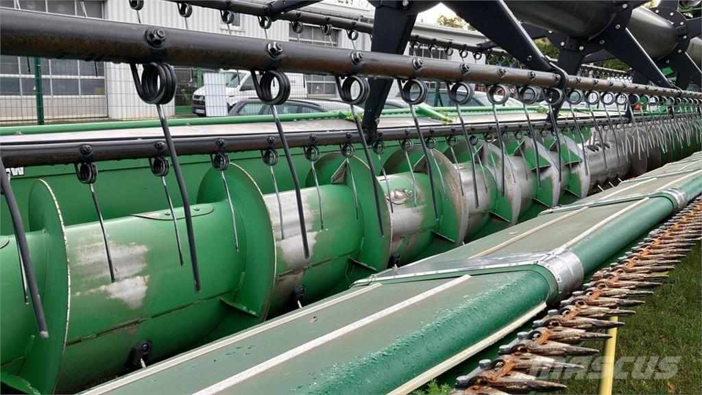 John Deere S680 Combine harvesters