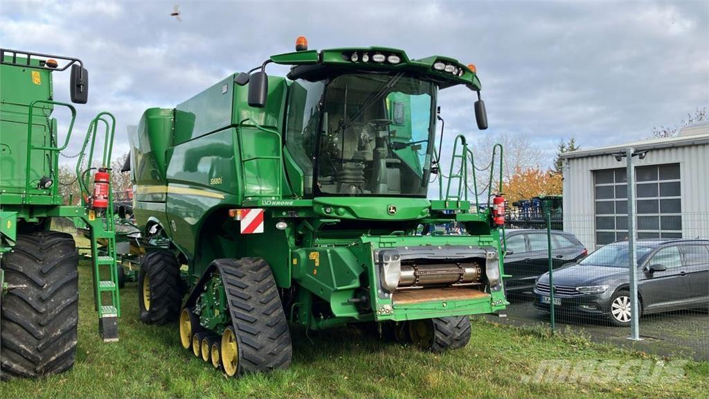 John Deere S680 Combine harvesters