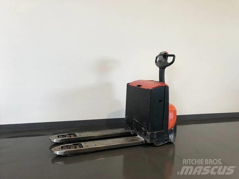 BT LWE250 Pedestrian stacker