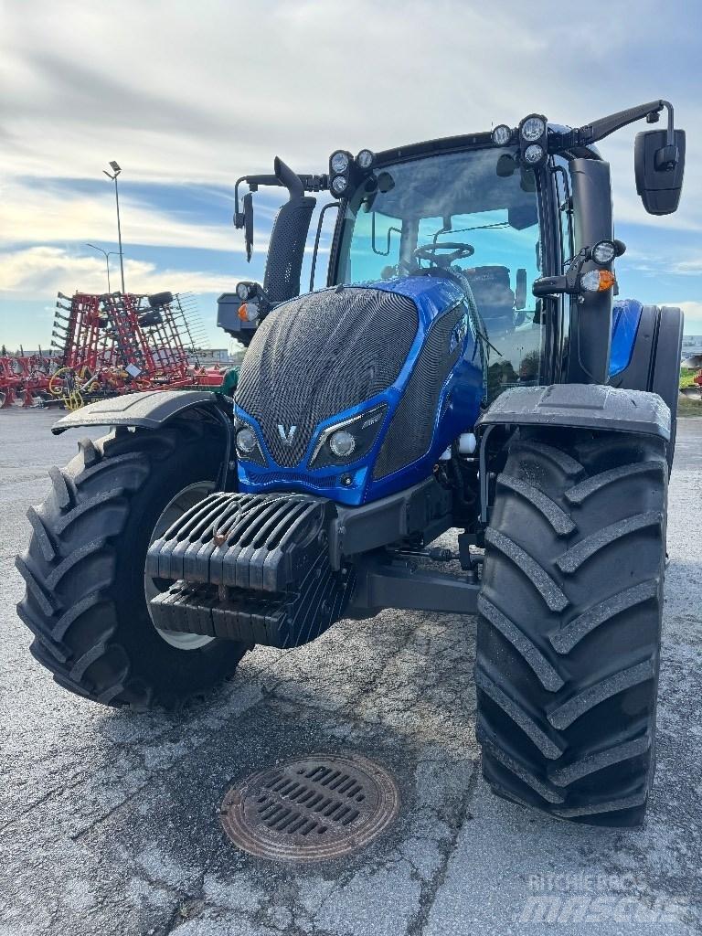 Valtra N 124 Tractors