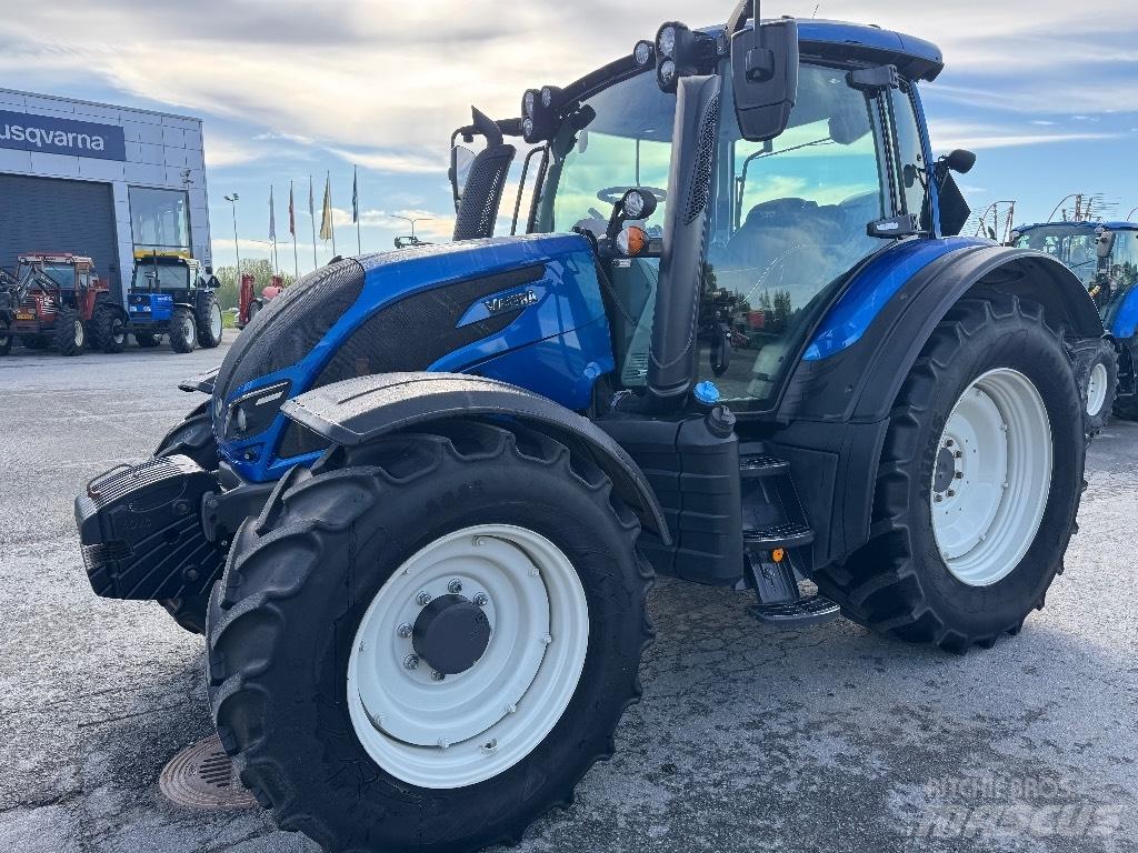 Valtra N 124 Tractors