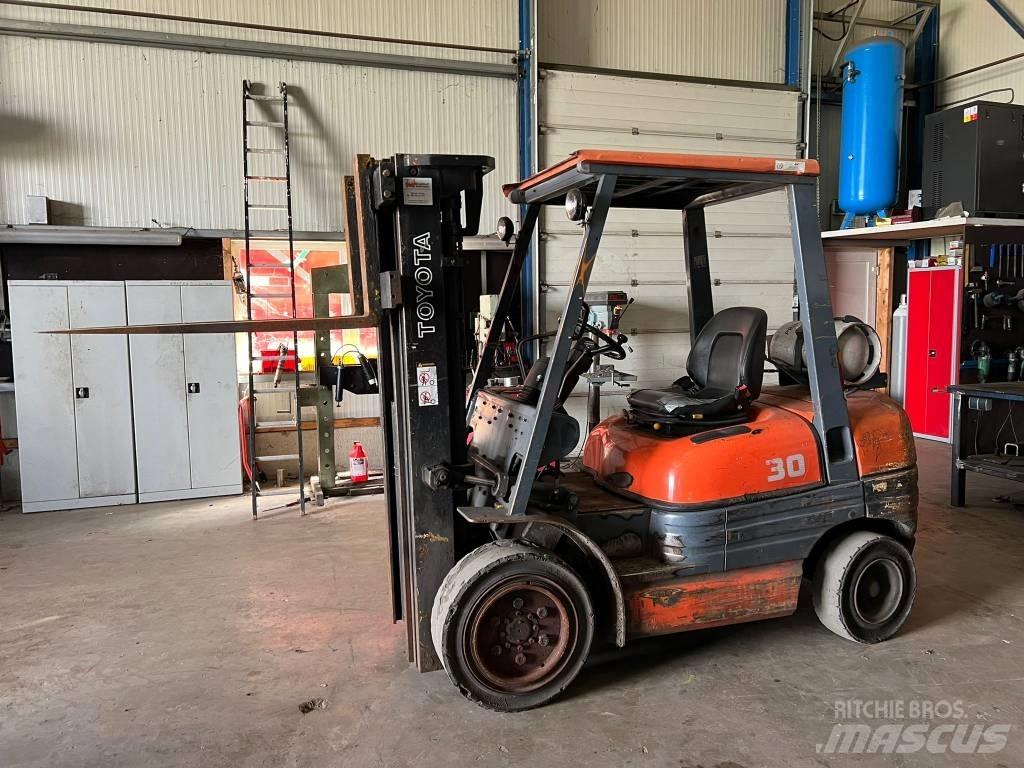 Toyota 02-6 FG F 30 LPG trucks