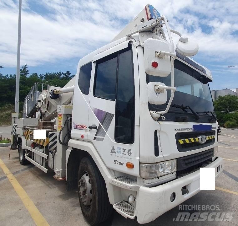 Horyong SKY450 Truck & Van mounted aerial platforms