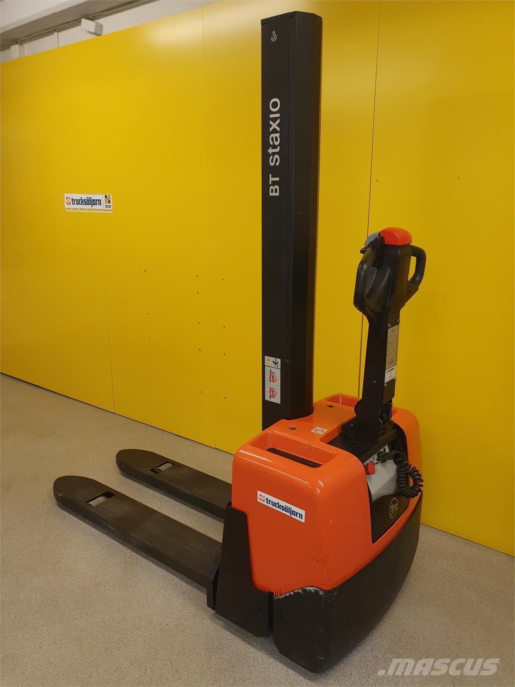 BT HWE100 Self propelled stackers