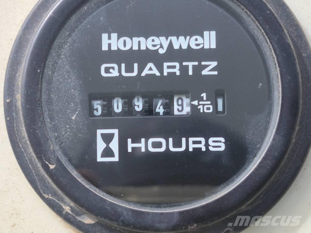 SkyJack SJ 66 T Articulated boom lifts