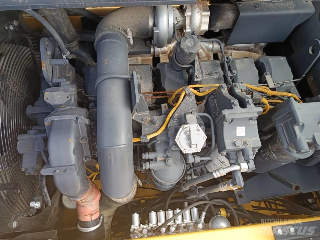 Komatsu PC450-8 Crawler excavators