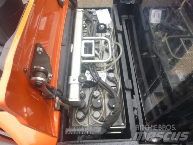 BT SPE 140L Pedestrian stacker