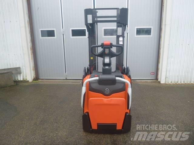 BT SPE 140L Pedestrian stacker