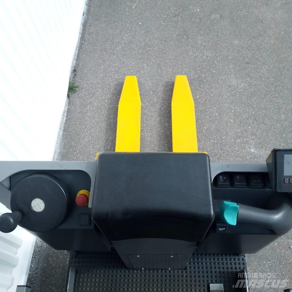 Jungheinrich EKS 110 Medium lift order picker