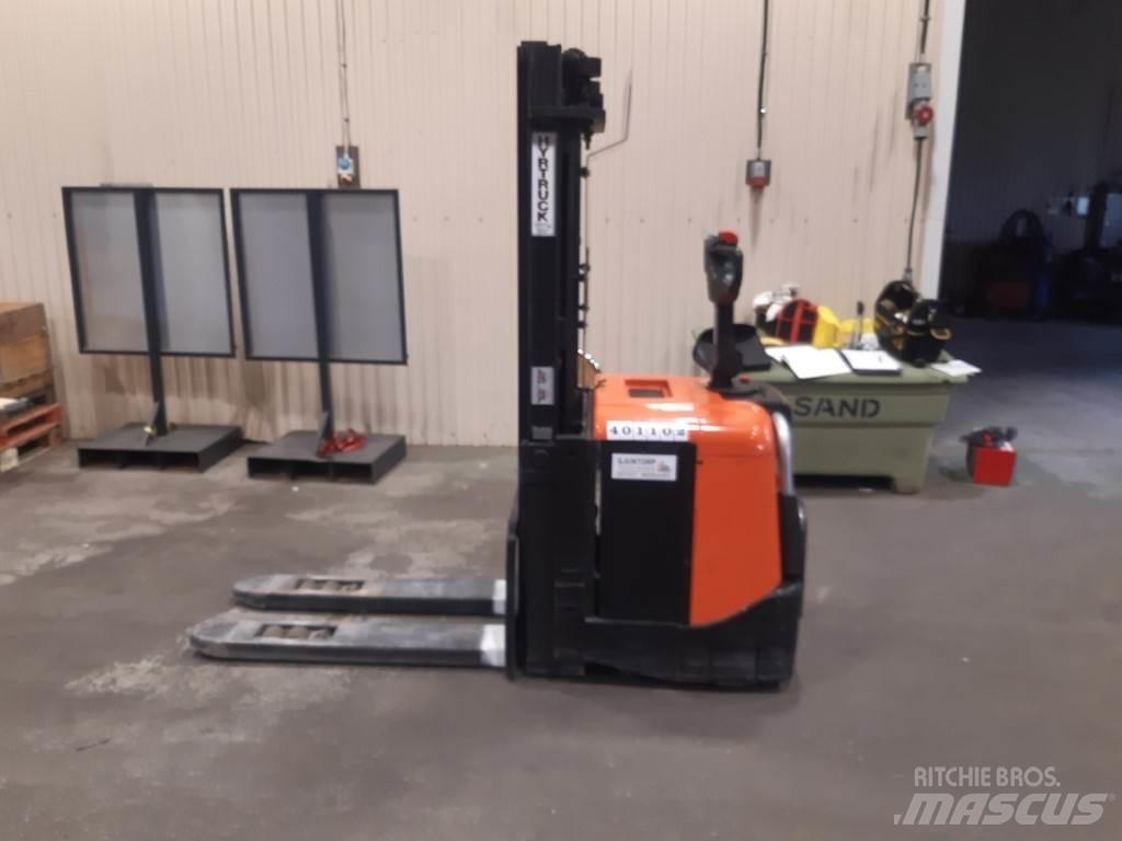 BT SPE125L Pedestrian stacker