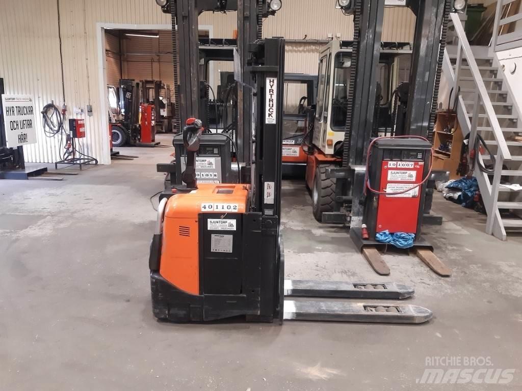 BT SPE125L Pedestrian stacker