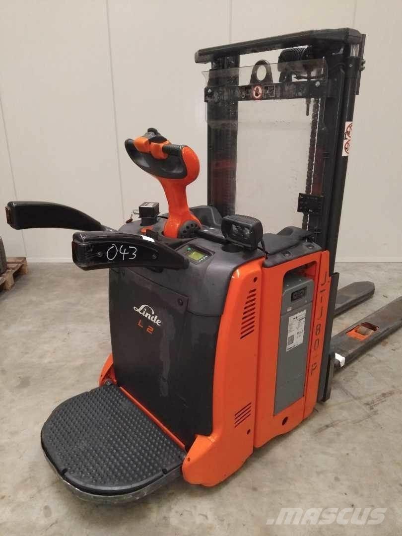 Linde L12AP Self propelled stackers