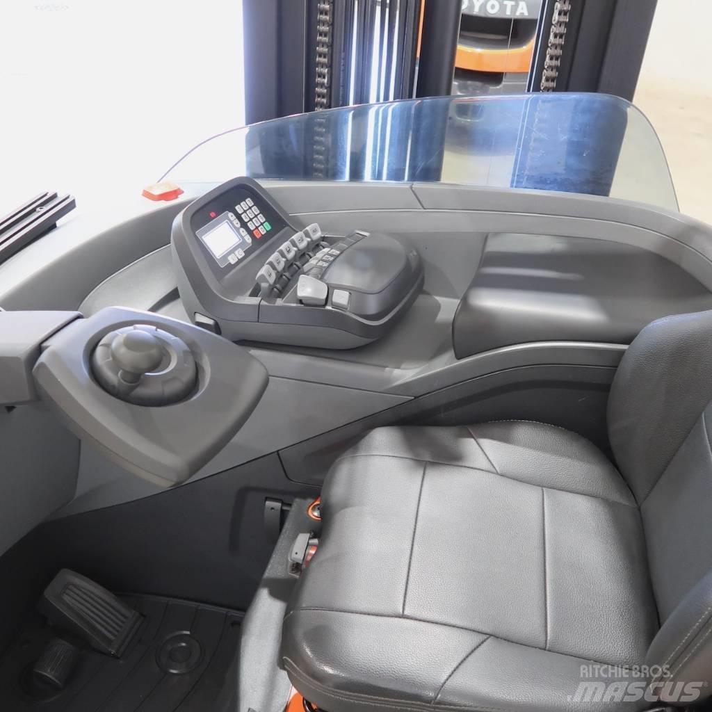 Toyota RRE200HC Reach trucks