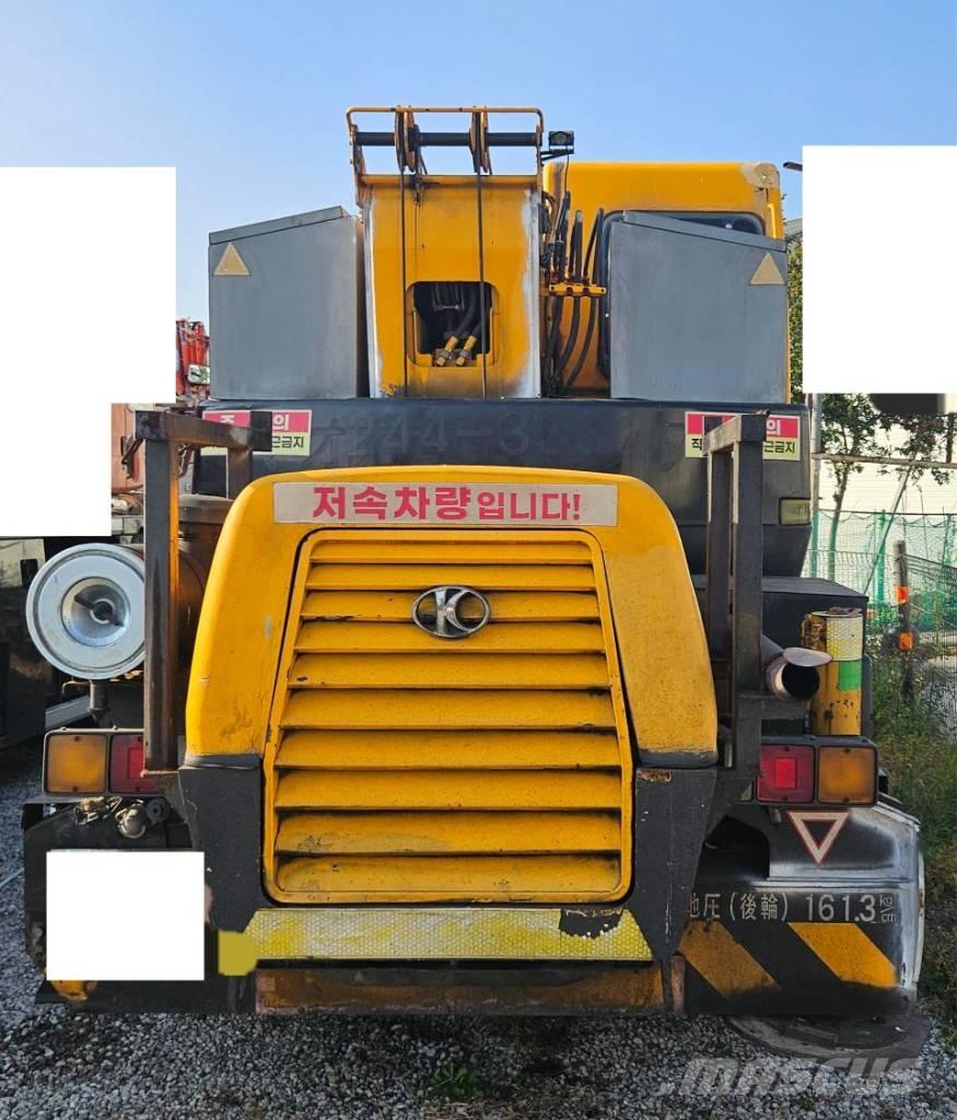 Kato MR 100 Rough terrain cranes