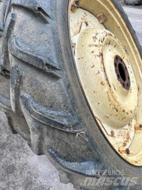 Dunlop 9.5R44 Tyres, wheels and rims