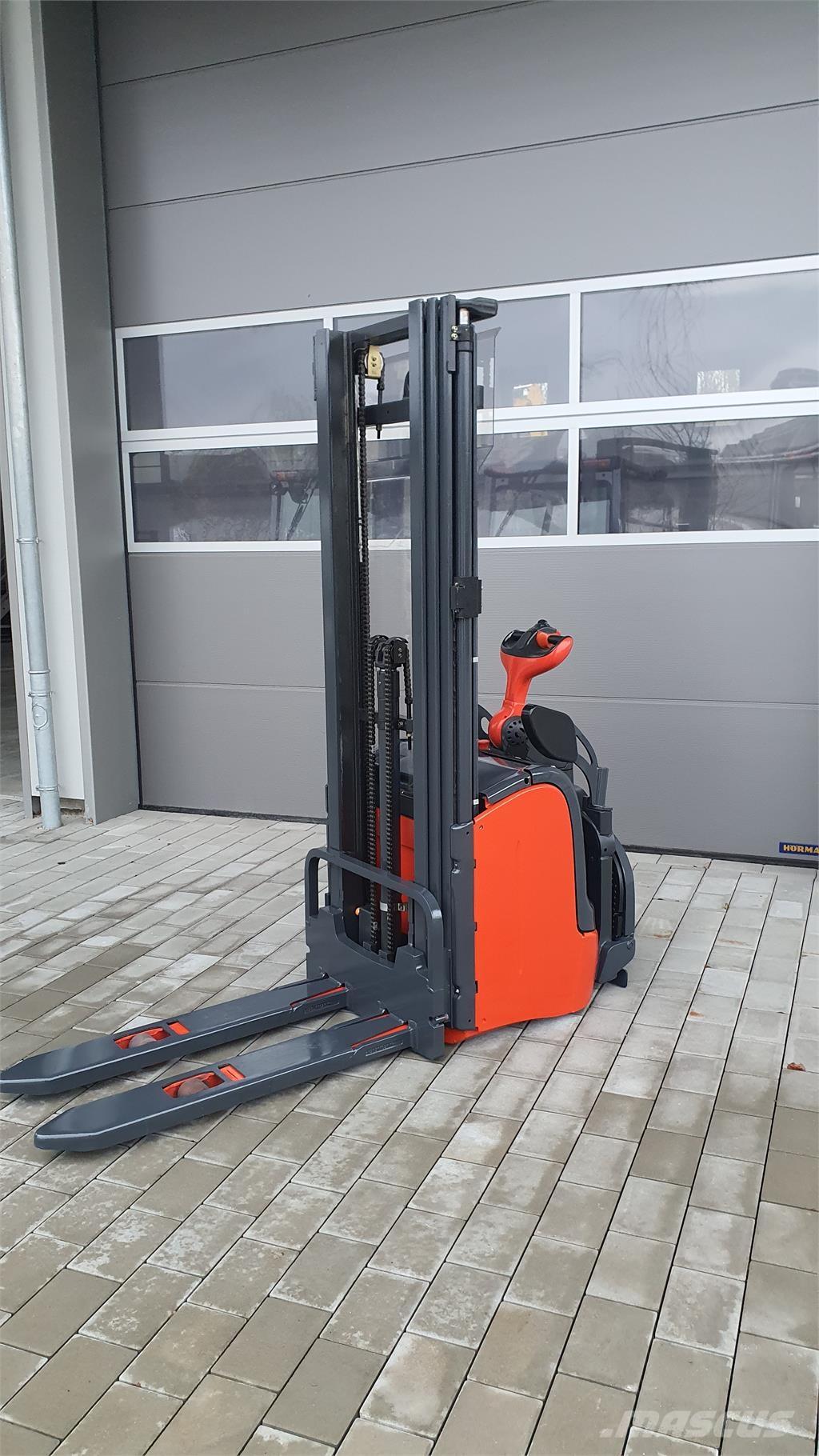 Linde L14AP Self propelled stackers