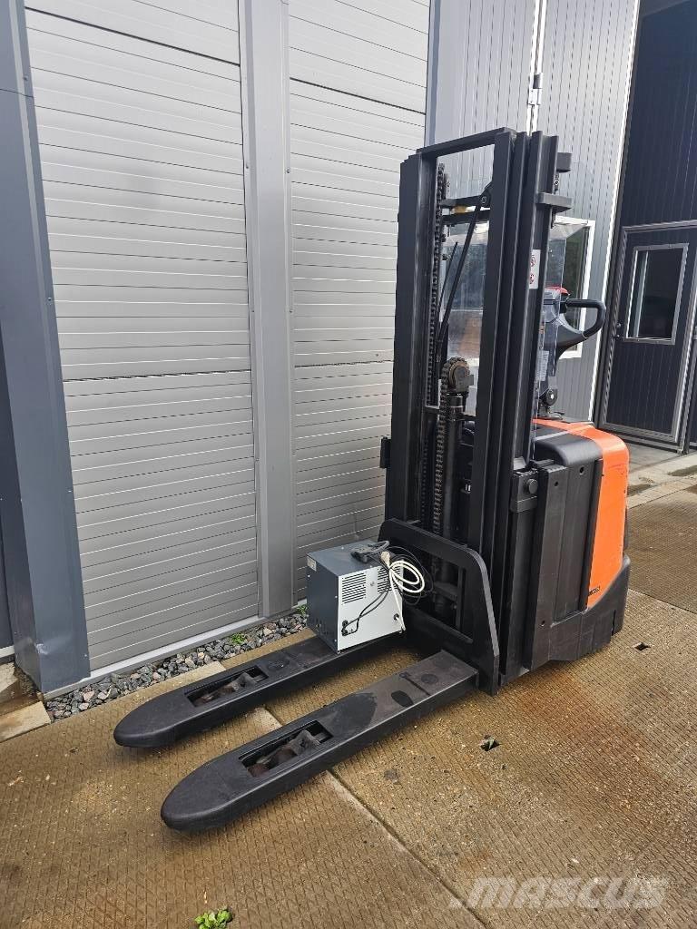 BT SPE 125 L 4150mm Pedestrian stacker