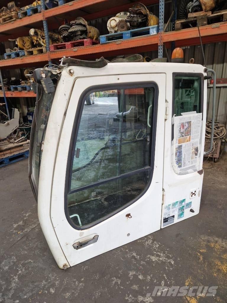 Liebherr A 904 C Cabins and interior