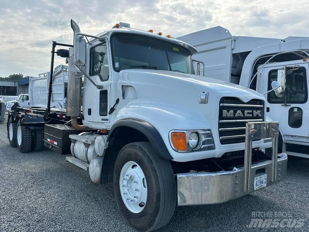 Mack CV 713 Cable lift demountable trucks